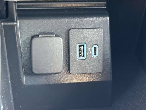 Used 2022 Ford Explorer XLT w/ Equipment Group 202A AWD/4WD image 21