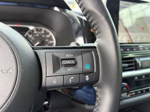 Used 2025 Nissan Pathfinder SL image 13