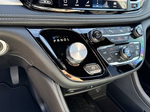 New 2026 Chrysler Pacifica Limited w/ Uconnect Theater Family Group image 19