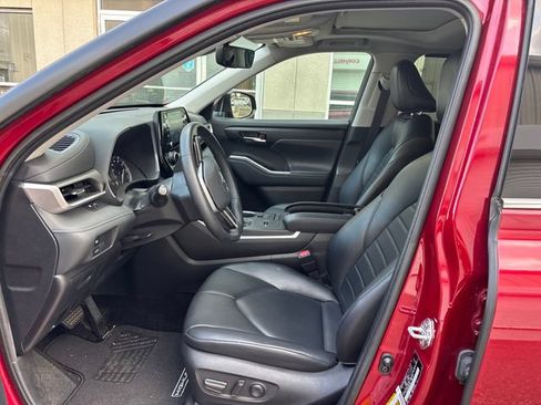 Used 2022 Toyota Highlander XLE FWD image 4