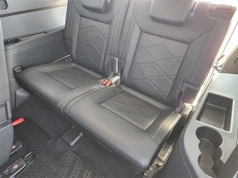 Used 2024 Volkswagen Atlas SE w/ Black Wheel Package image 31