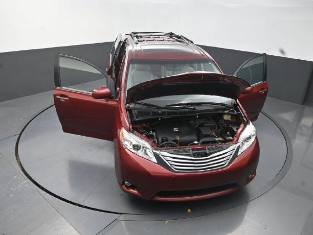 Used 2017 Toyota Sienna XLE w/ Outdoor Package FWD image 29