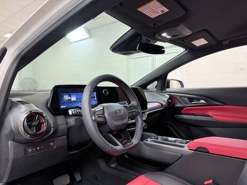 Used 2025 Chevrolet Equinox EV RS FWD image 14