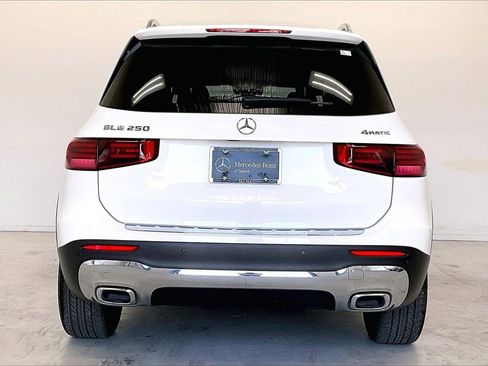 Used 2025 Mercedes-Benz GLB 250 4MATIC image 4