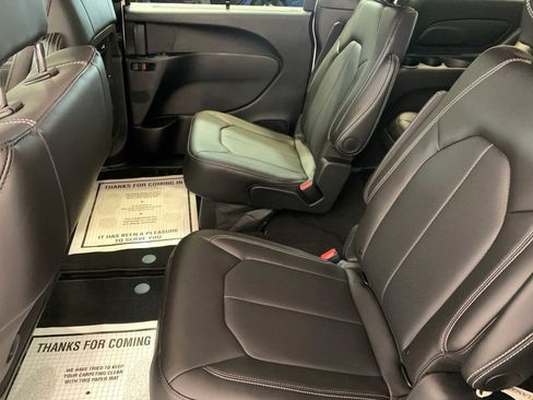 New 2026 Chrysler Pacifica Select image 5