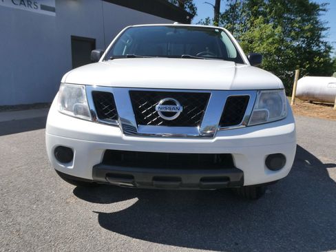 Used 2018 Nissan Frontier SV image 2
