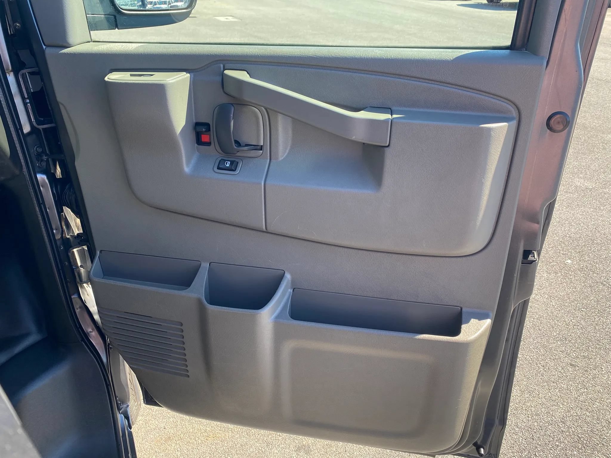 Used 2016 Chevrolet Express 3500 LS w/ Chrome Appearance Package RWD image 18