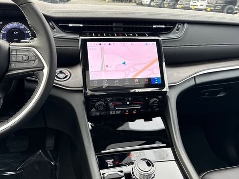 New 2025 Jeep Grand Cherokee Limited image 13