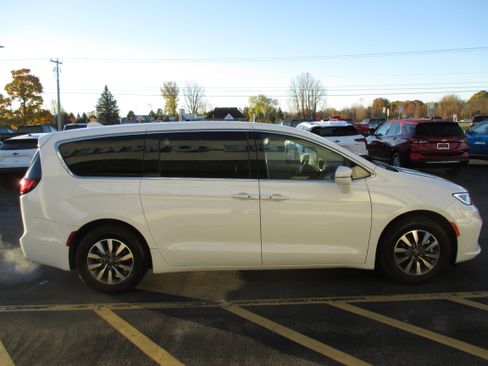 Used 2022 Chrysler Pacifica Touring-L image 6