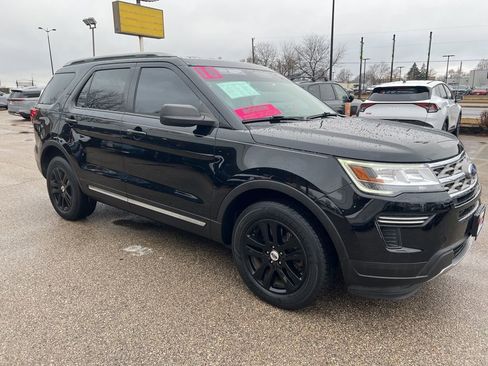 Used 2018 Ford Explorer XLT image 3