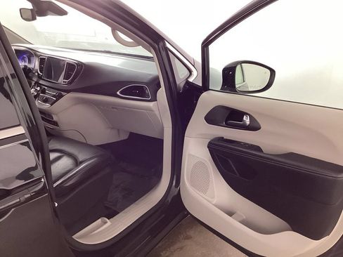 Used 2022 Chrysler Pacifica Touring-L FWD image 19