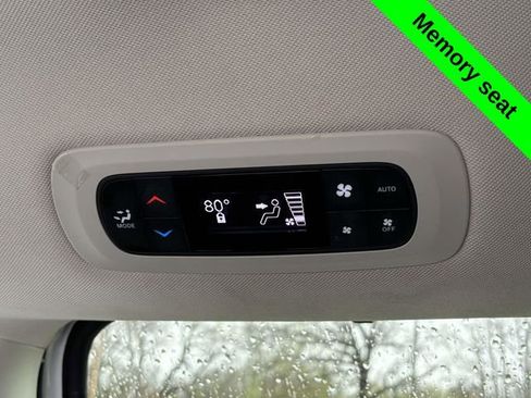 Used 2023 Chrysler Pacifica Touring-L FWD image 28