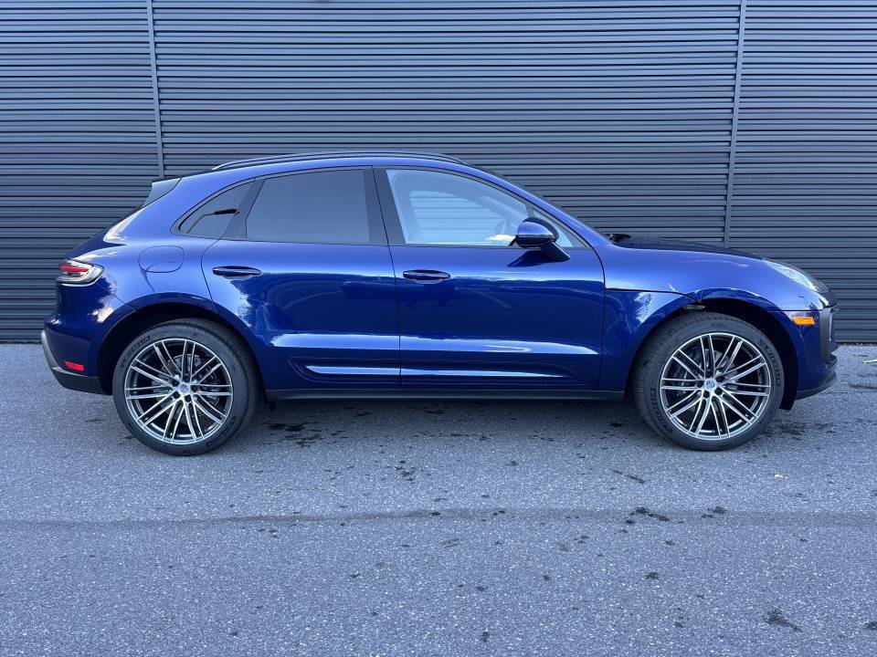 Certified 2026 Porsche Macan AWD/4WD image 6