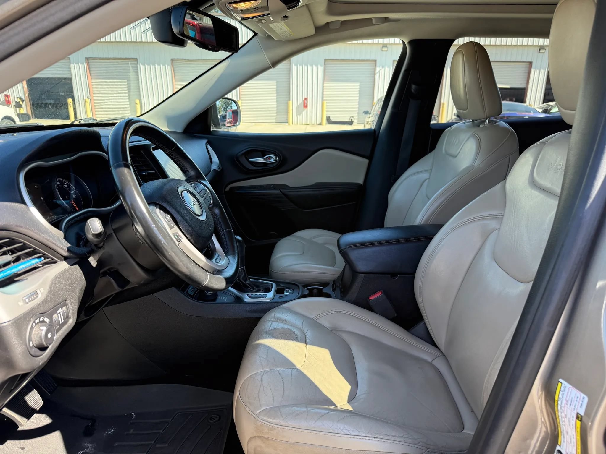 Used 2017 Jeep Cherokee Limited AWD/4WD image 2