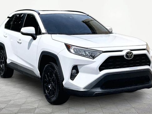 Used 2021 Toyota RAV4 XLE w/ Convenience Package FWD image 3