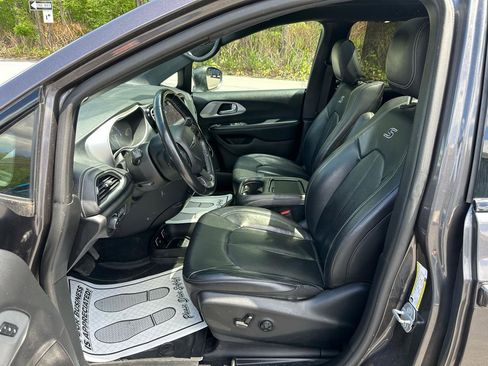 Used 2021 Chrysler Pacifica Touring-L w/ Uconnect Theater Family Group AWD/4WD image 11