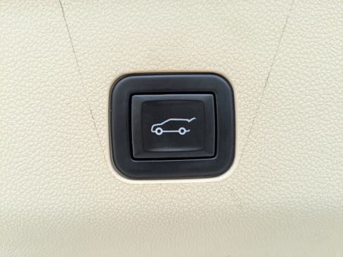 Used 2023 Cadillac Escalade Premium Luxury image 13