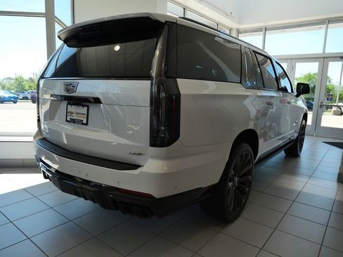 Used 2025 Cadillac Escalade ESV V AWD/4WD image 5
