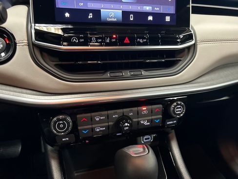 Certified 2025 Jeep Compass Limited AWD/4WD image 19