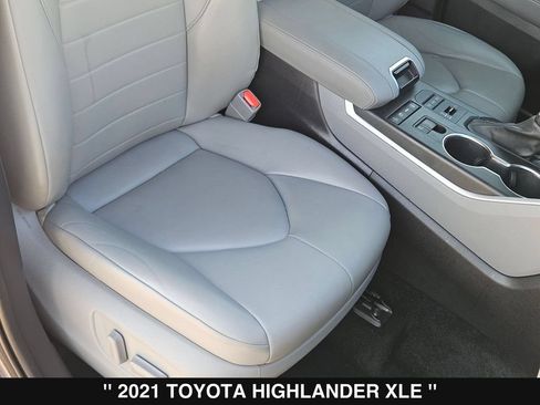 Used 2021 Toyota Highlander XLE AWD/4WD image 36