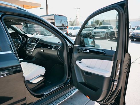 Used 2015 Mercedes-Benz GL 63 AMG 4MATIC w/ Accessory Chrome Package image 21