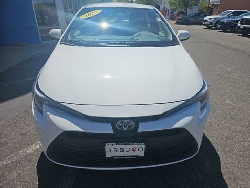 Used 2025 Toyota Corolla LE image 3