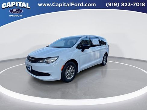 Used 2024 Chrysler Voyager LX image 4