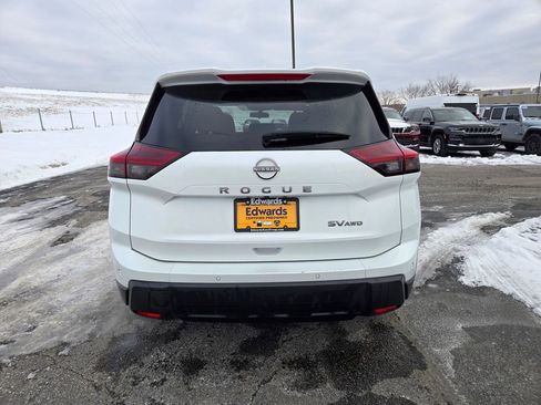 Used 2024 Nissan Rogue SV image 5