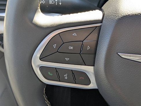 Used 2024 Chrysler Pacifica Touring-L image 27