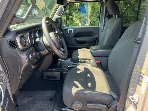 Used 2023 Jeep Gladiator Sport AWD/4WD image 14