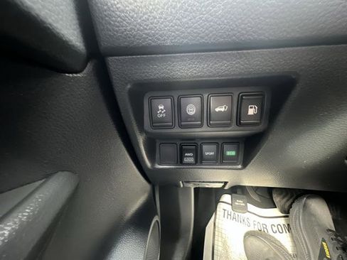 Used 2020 Nissan Rogue SV image 18