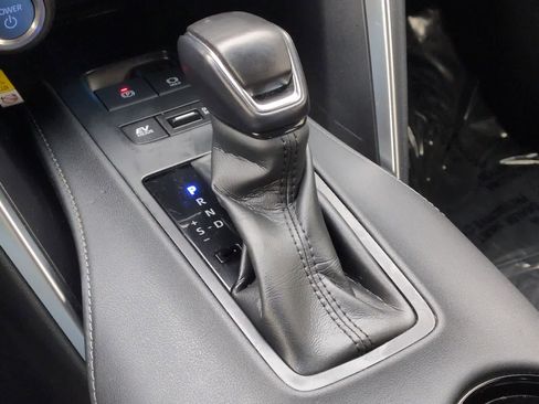 Used 2022 Toyota Venza LE image 32