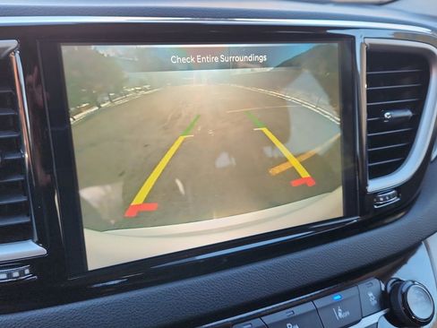 Used 2024 Chrysler Pacifica Touring-L image 25