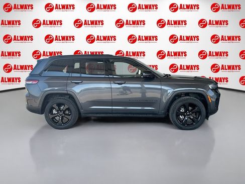 Used 2022 Jeep Grand Cherokee Altitude AWD/4WD image 4