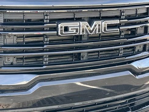 Used 2023 GMC Acadia SLE w/ Driver Convenience Package image 2