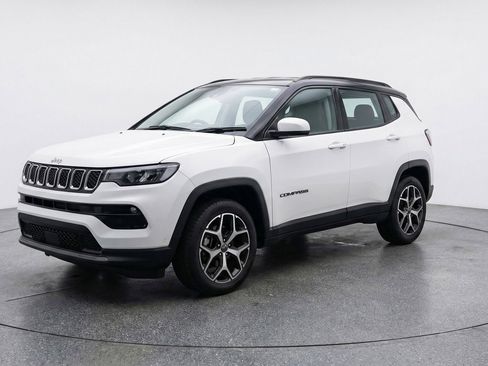 Used 2025 Jeep Compass Limited AWD/4WD image 3