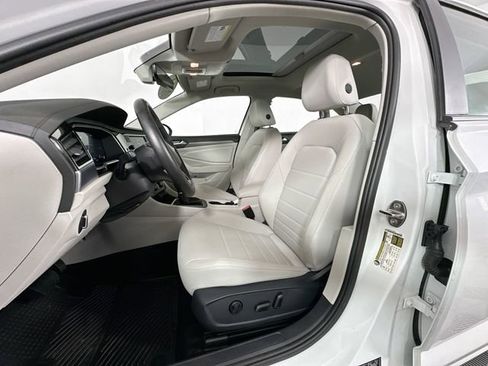 Used 2024 Volkswagen Jetta SE w/ Panoramic Sunroof Package image 4