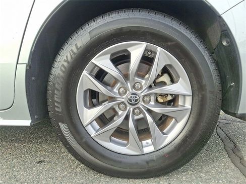 Used 2023 Toyota Sienna XLE image 8