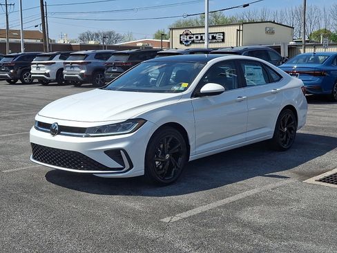 New 2026 Volkswagen Jetta SE FWD image 3