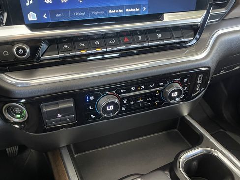 Used 2023 Chevrolet Silverado 1500 High Country w/ High Country Premium Package AWD/4WD image 18