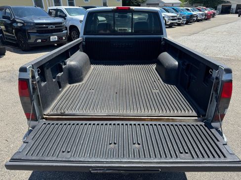 Used 2002 Nissan Frontier SE AWD/4WD image 18