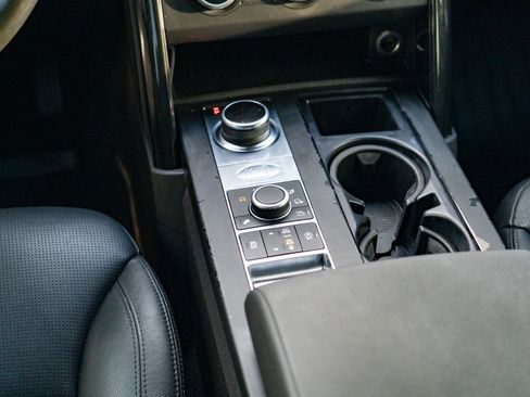 Used 2019 Land Rover Discovery SE image 24