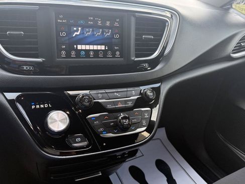 Used 2018 Chrysler Pacifica Touring Plus w/ S Appearance Package FWD image 35