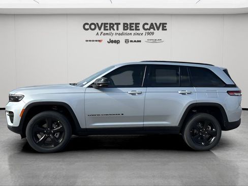 New 2025 Jeep Grand Cherokee Altitude image 4