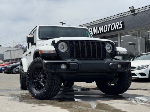 Used 2021 Jeep Gladiator Sport image 2