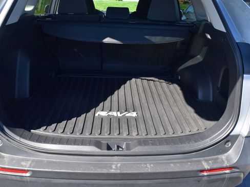 Used 2022 Toyota RAV4 XLE AWD/4WD image 10