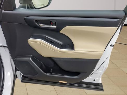 Used 2024 Toyota Highlander XLE image 28