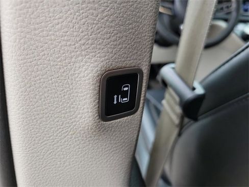 Used 2024 Chrysler Pacifica Touring-L image 19