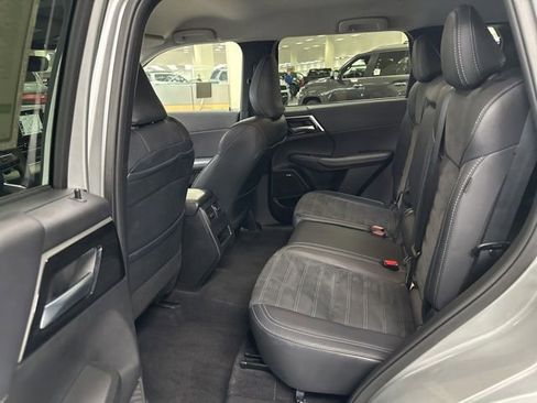 Used 2025 Mitsubishi Outlander SE FWD image 15