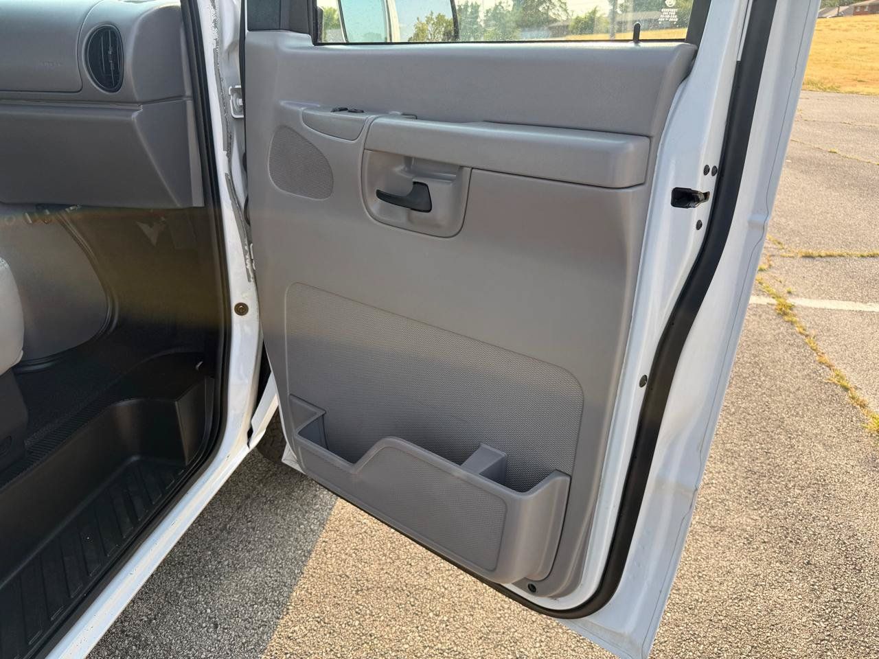 Used 2002 Ford E-150 and Econoline 150 Wagon RWD image 15